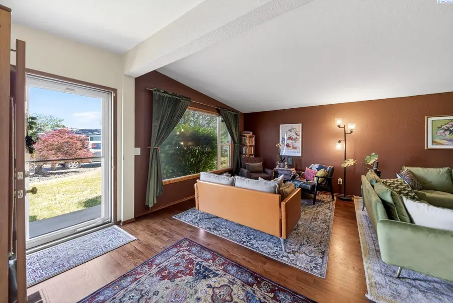 803 N Huntington St, Kennewick, WA 99336 - #2