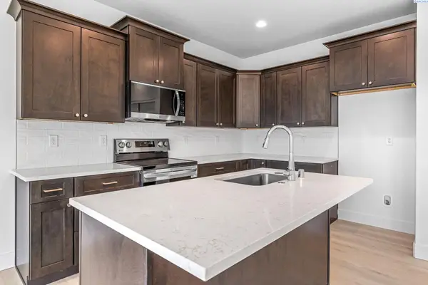 7479 Grapevine Ct, West Richland, WA 99353