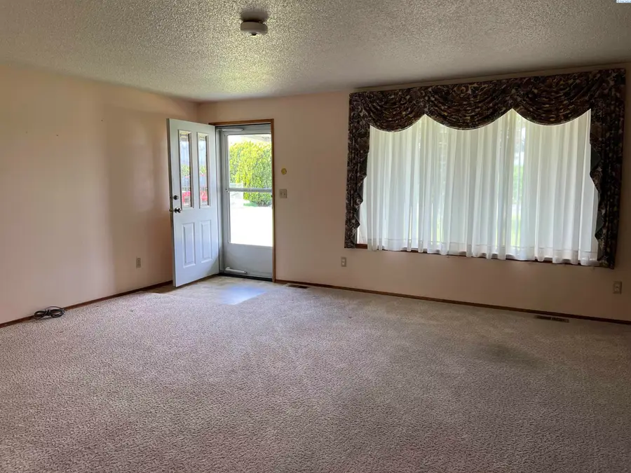 2091 Ashue Rd., Wapato, WA 98951 - #2