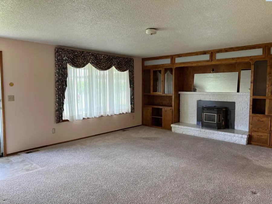 2091 Ashue Rd., Wapato, WA 98951 - #3