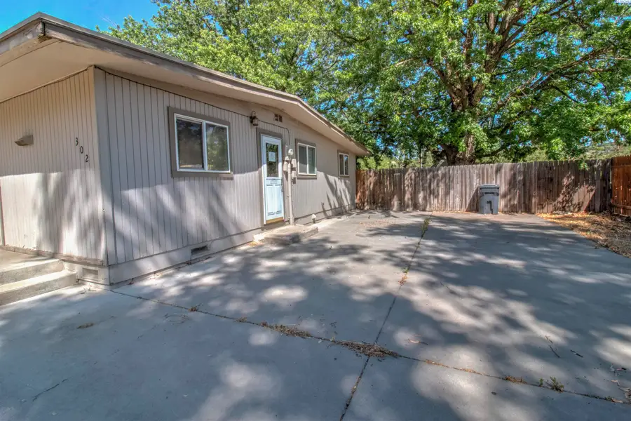 302 1st St, Benton City, WA 99320 - #3