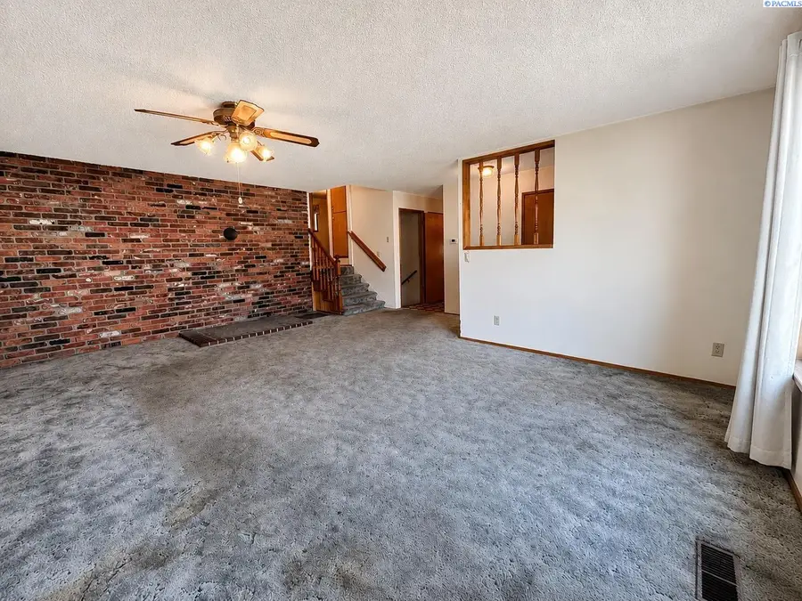 135 Merrick Ave, Sunnyside, WA 98944 - #3