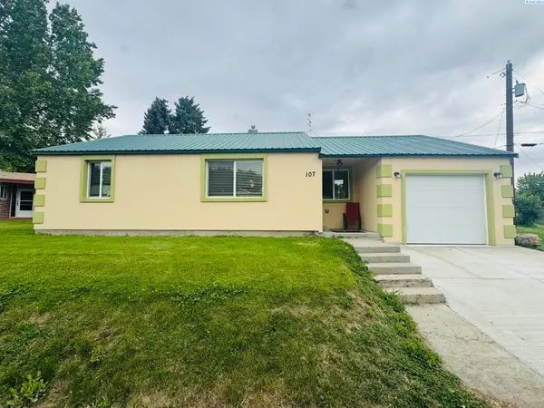 107 W First Ave, Granger, WA 98932
