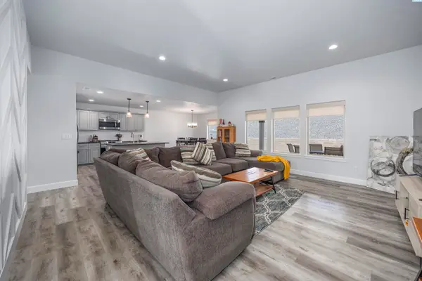 6020 W 32nd Ct, Kennewick, WA 99338
