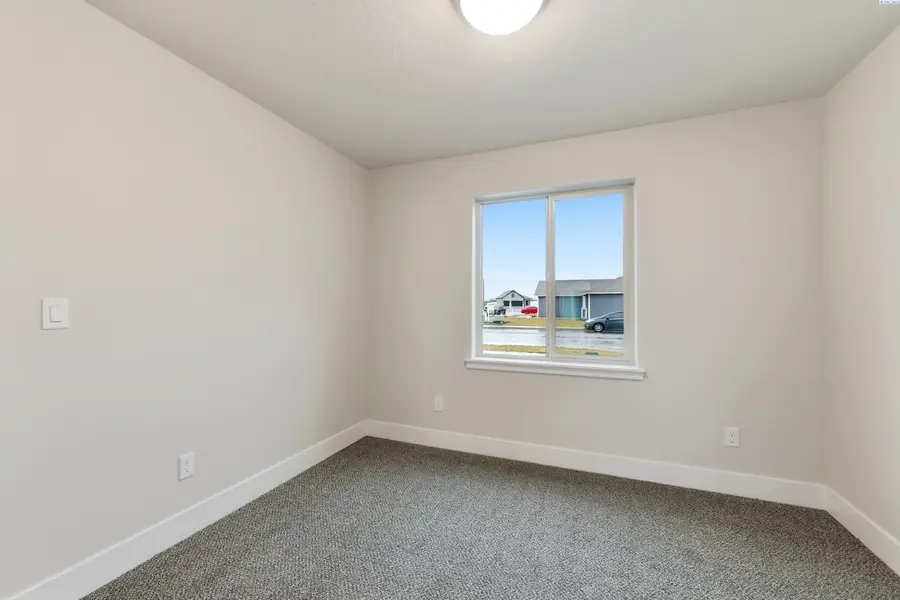 401 Glenwood Ave, Grandview, WA 98930 - #3