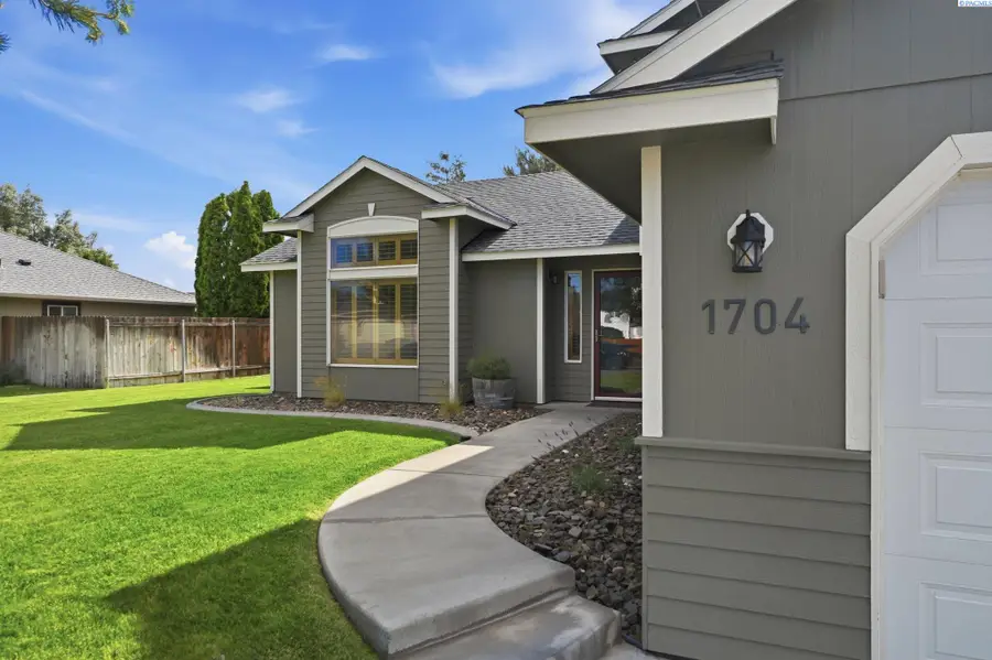 1704 Maplewood Ave, West Richland, WA 99353 - #3