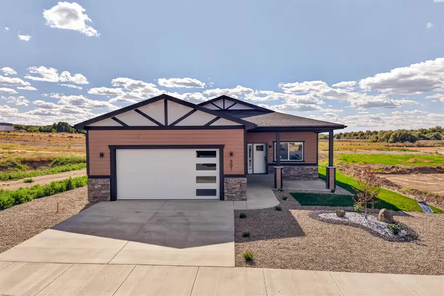 301 Hogan St, Sunnyside, WA 98944 - #2
