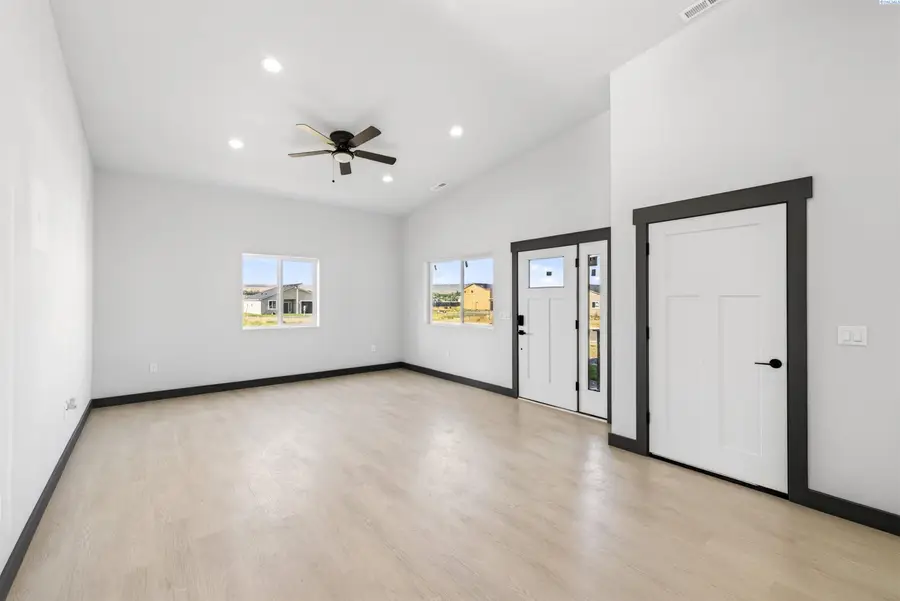 301 Hogan St, Sunnyside, WA 98944 - #3