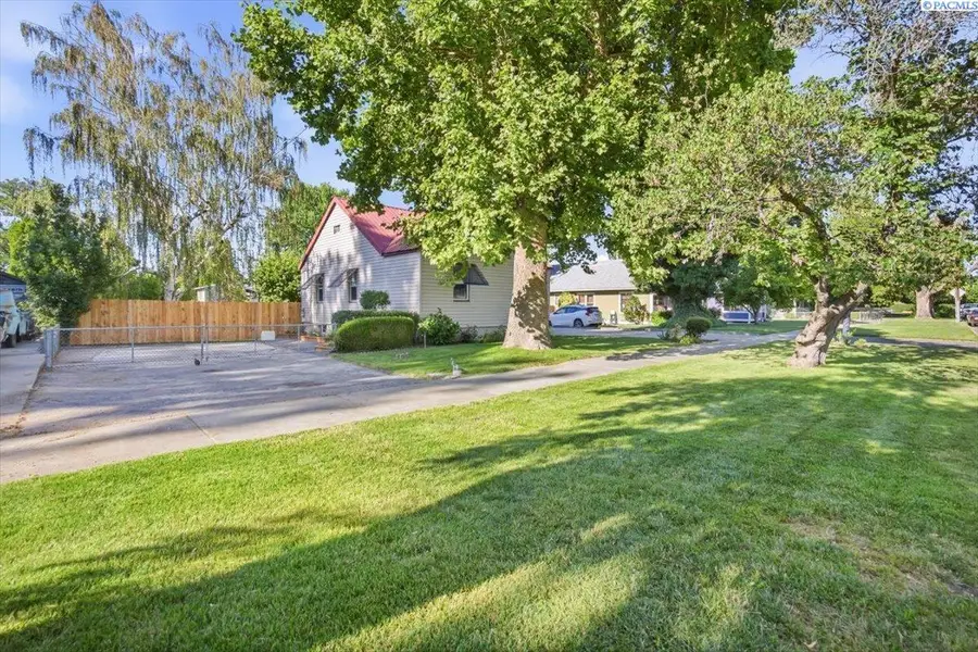 810 W Albany Ave, Kennewick, WA 99336 - #3