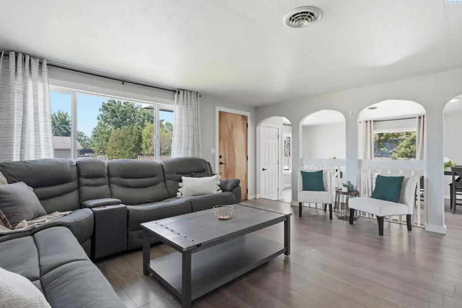 210 E 14th Ave, Kennewick, WA 99337 - #2