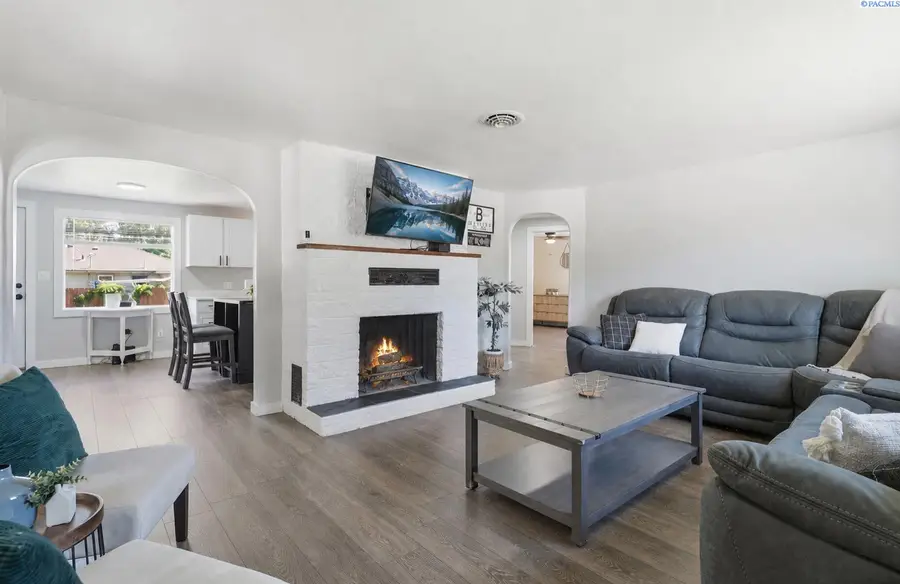 210 E 14th Ave, Kennewick, WA 99337 - #3