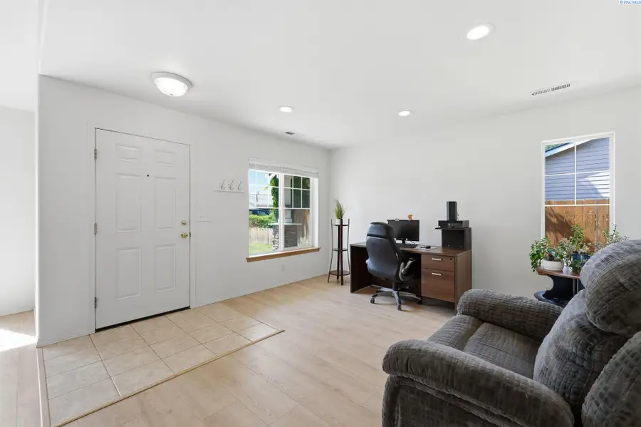 821 S Tweedt St, Kennewick, WA 99336 - #3