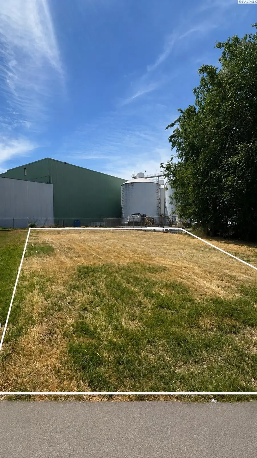 200 E 4th St, Grandview, WA 98930 - #3