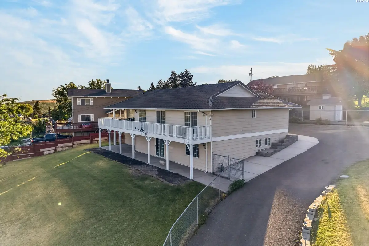 934 W Riverside Ave, Sunnyside, WA 98944 - #1