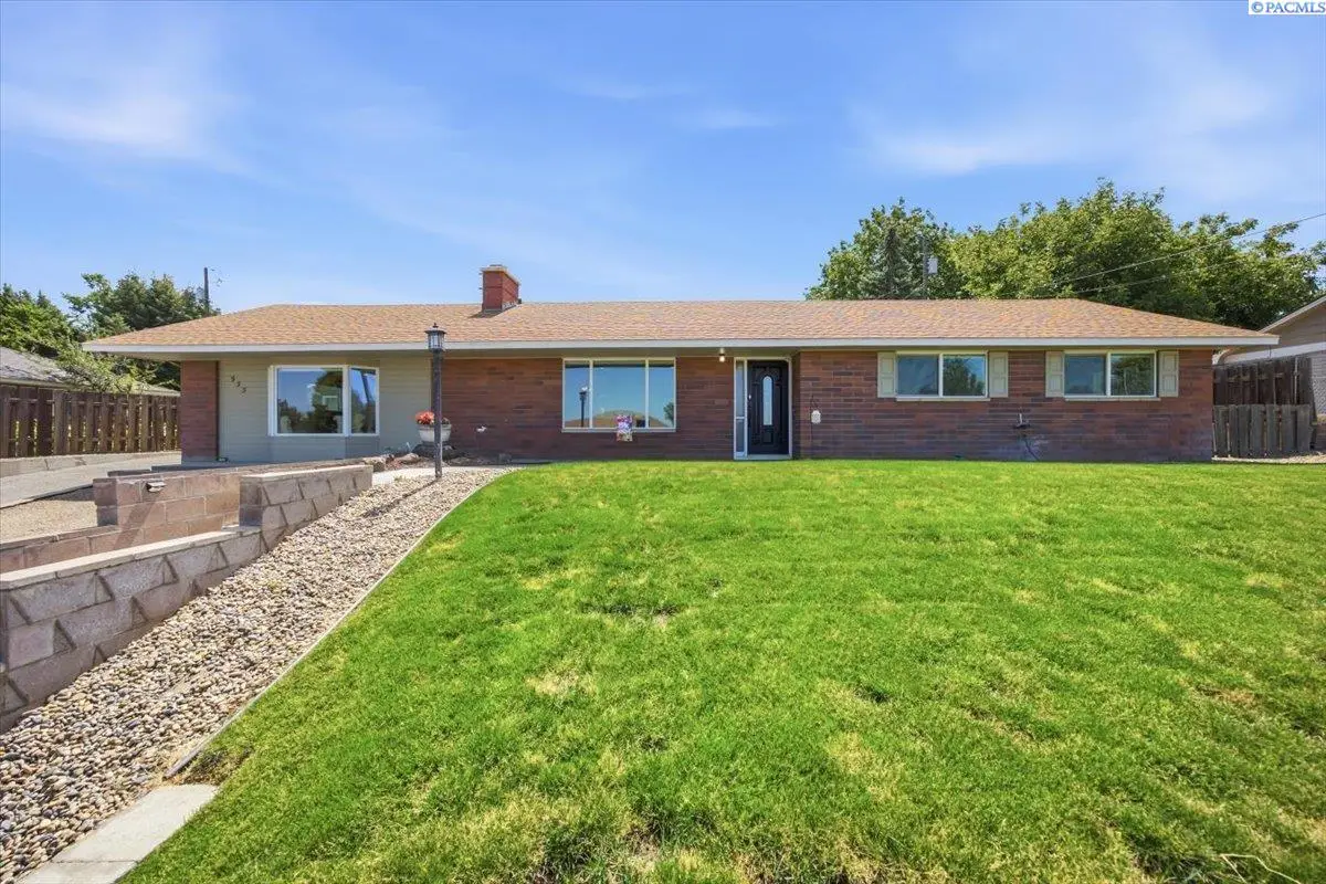 933 Vine Ave, Sunnyside, WA 98944-1743 - #1