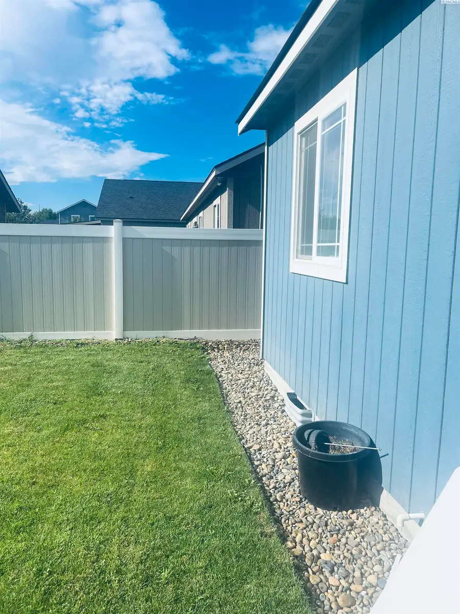 1621 Ayshire St, Sunnyside, WA 98944 - #2