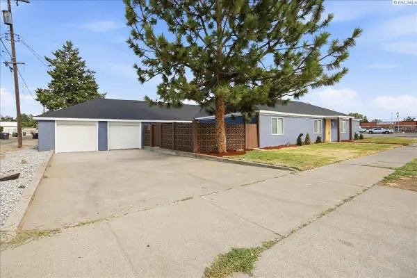 807 N 12th Ave, Pasco, WA 99301