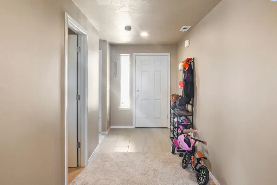 1125 W Sequoia Road, Moses Lake, WA 98837 - #3