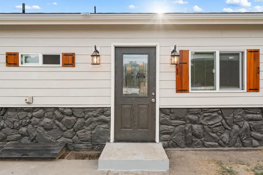 111 S H St, Toppenish, WA 98948 - #2