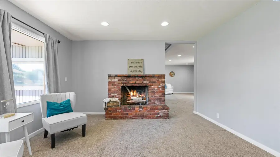 114 N Kellogg St, Kennewick, WA 99336 - #3