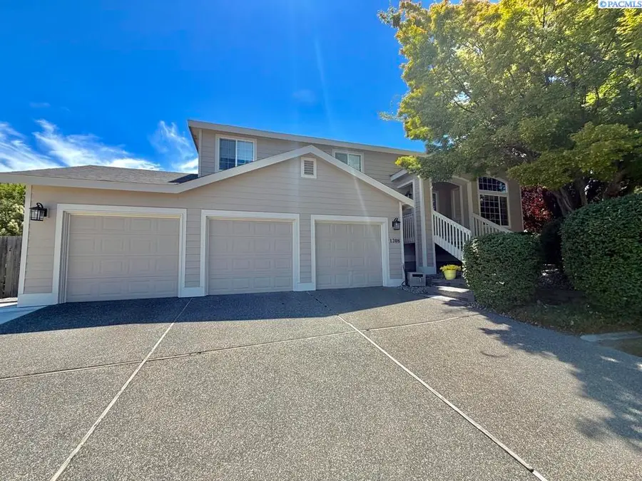 1208 N Pittsburgh St, Kennewick, WA 99336 - #2