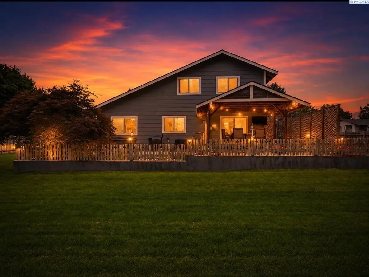 203 E 45th Pl, Kennewick, WA 99337 - #1