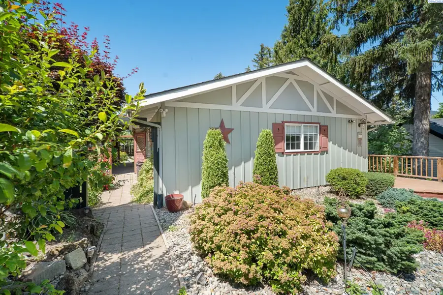125 N Howard St, Tekoa, WA 99033 - #2