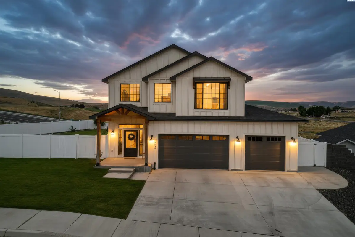 1043 Duke Ln, West Richland, WA 99353 - #1