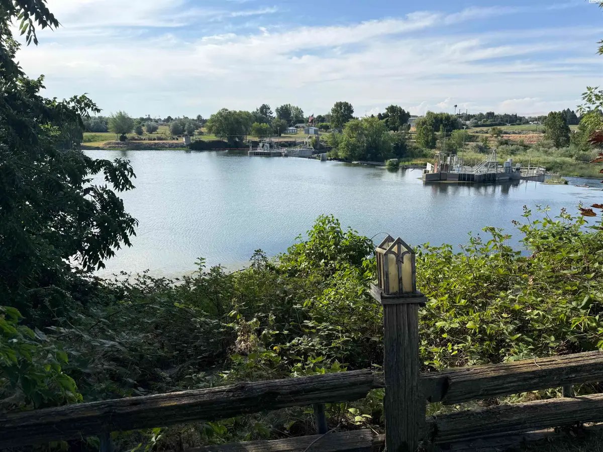 1425 Riverside Dr., Prosser, WA 99350 - #1