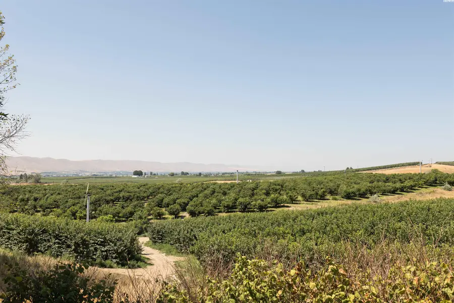 90209 W Hanks Rd, Prosser, WA 99350 - #2
