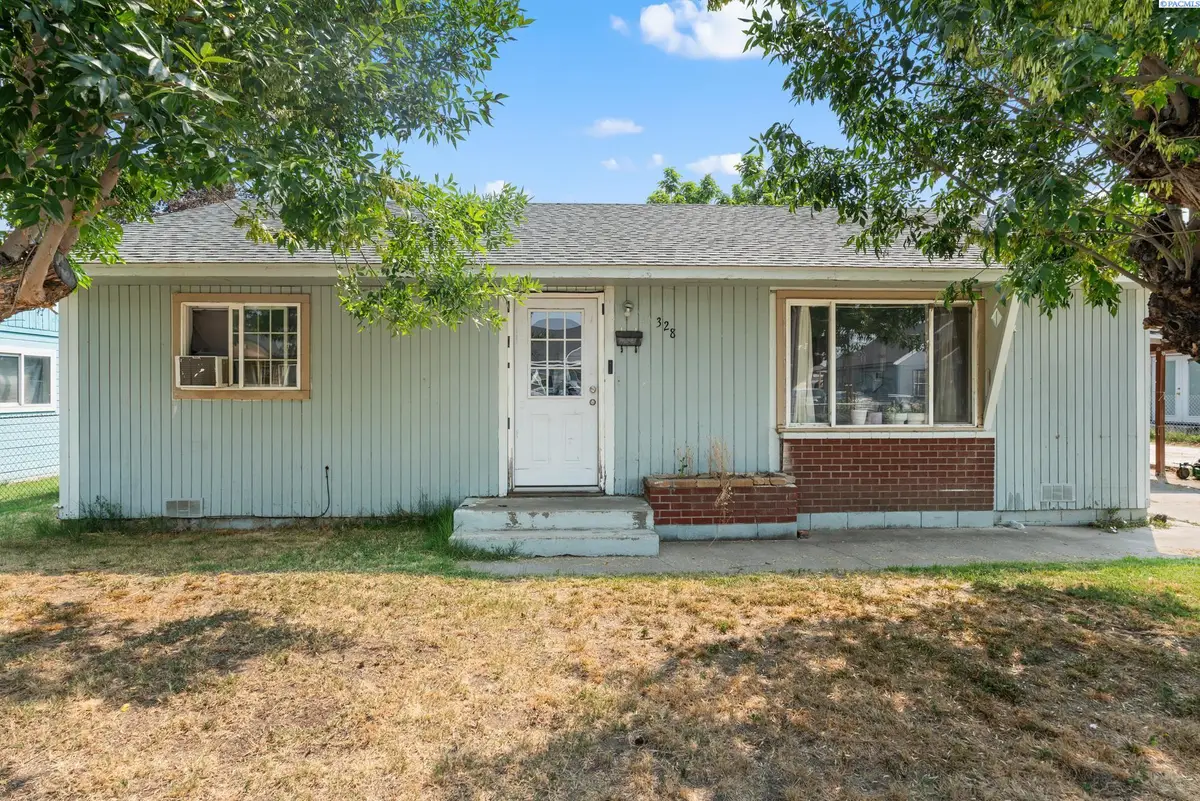 328 N 10th St, Sunnyside, WA 98944-1036 - #1