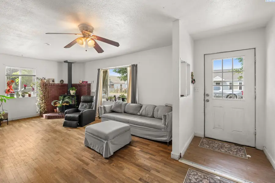 328 N 10th St, Sunnyside, WA 98944-1036 - #3