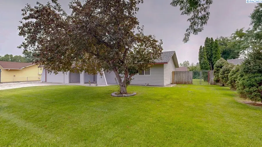 915 S Huntington Place, Kennewick, WA 99336 - #2