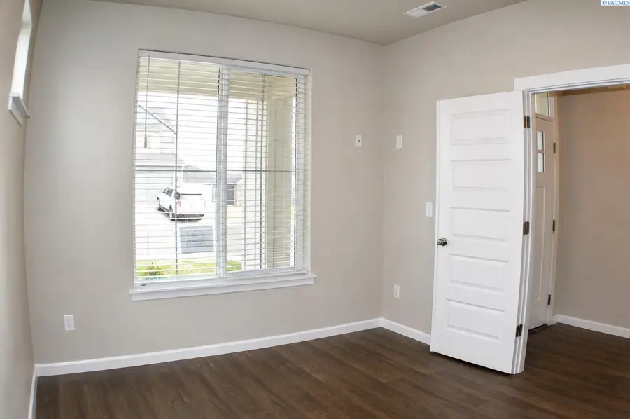 406 Ruby Ave, Grandview, WA 98930 - #2