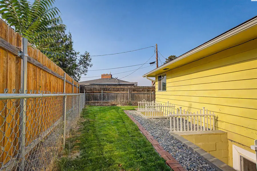 527 Park Dr, Sunnyside, WA 98944 - #3