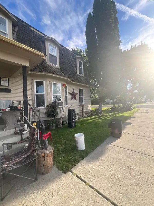 200 E 3rd St, Grandview, WA 98930