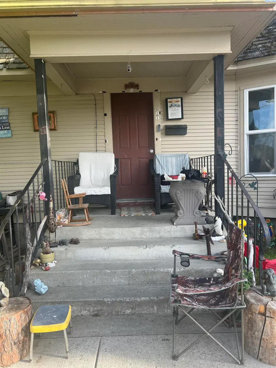 200 E 3rd St, Grandview, WA 98930 - #2