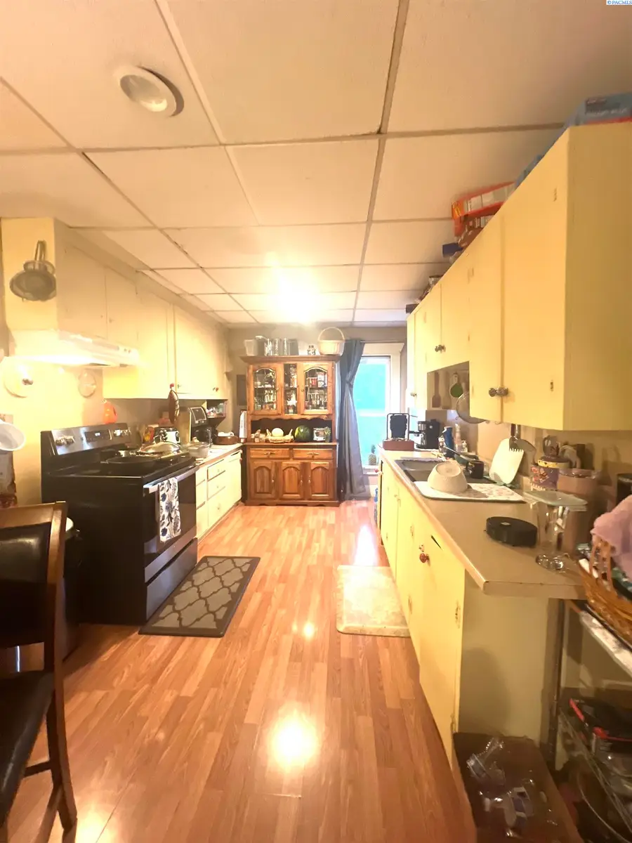 200 E 3rd St, Grandview, WA 98930 - #3