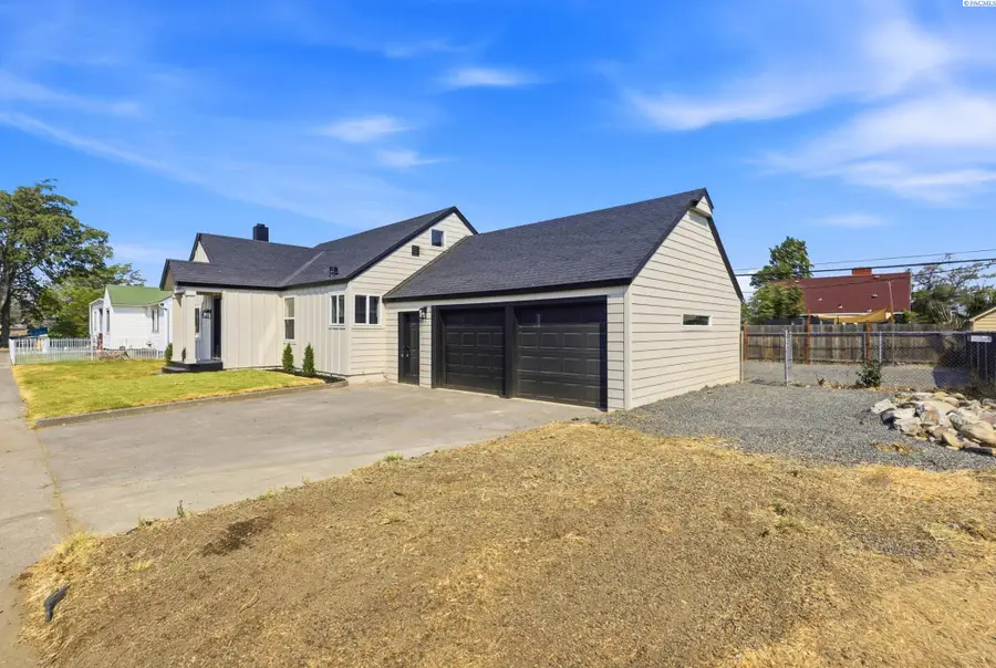 205 E 1st Place, Kennewick, WA 99336 - #3