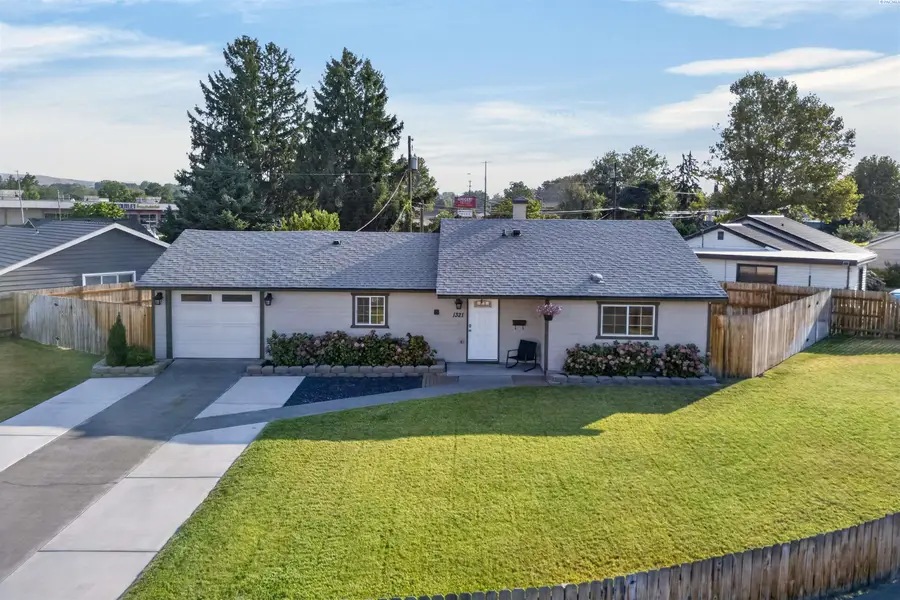 1321 W 3rd Ave, Kennewick, WA 99336 - #3