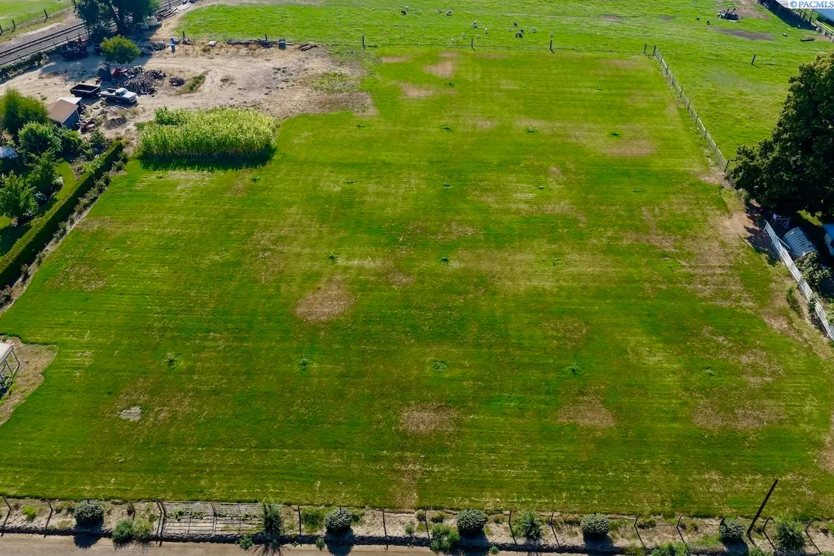400 Dayton Rd., Grandview, WA 98930 - #1