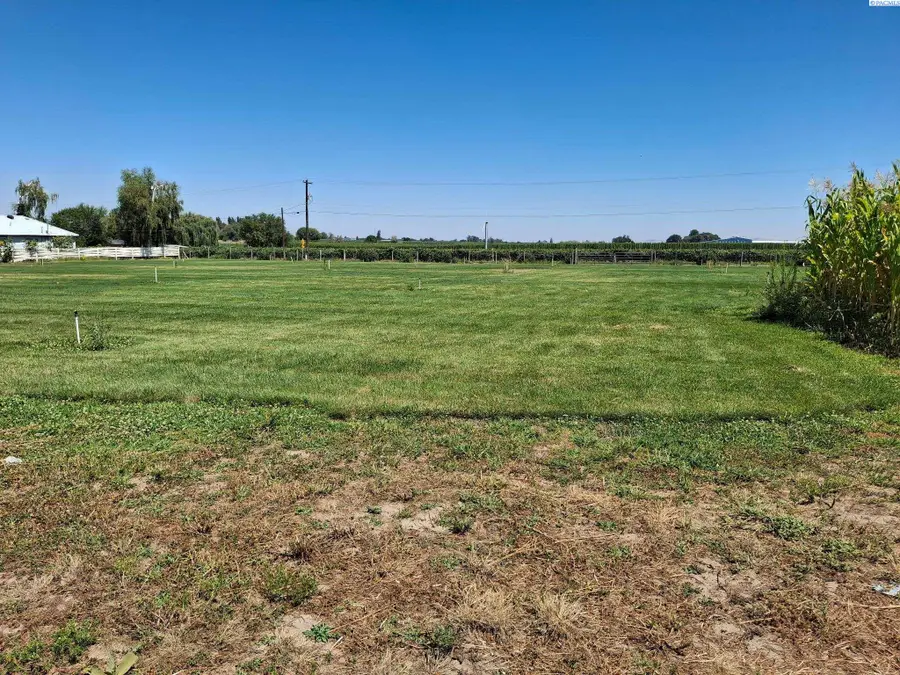 400 Dayton Rd., Grandview, WA 98930 - #3