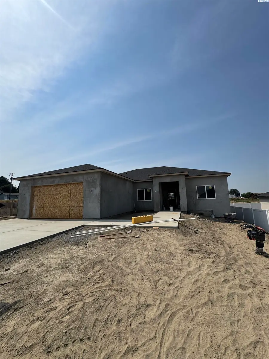 409 Hogan St, Sunnyside, WA 98944 - #2