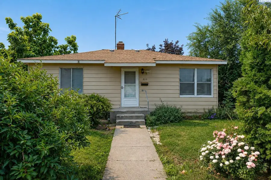 306 Adams Street, Grandview, WA 98930 - #2