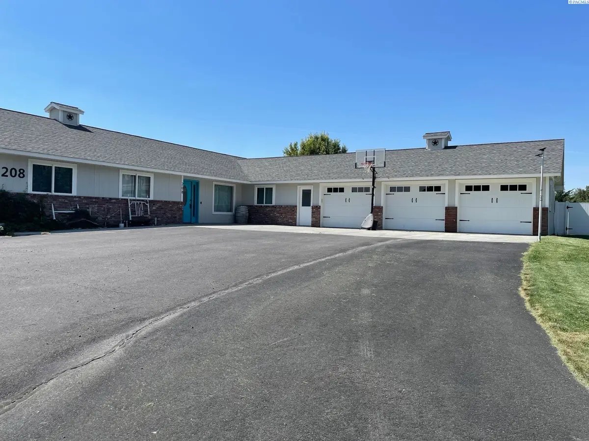 208 E Canyon Dr, Kennewick, WA 99337 - #1