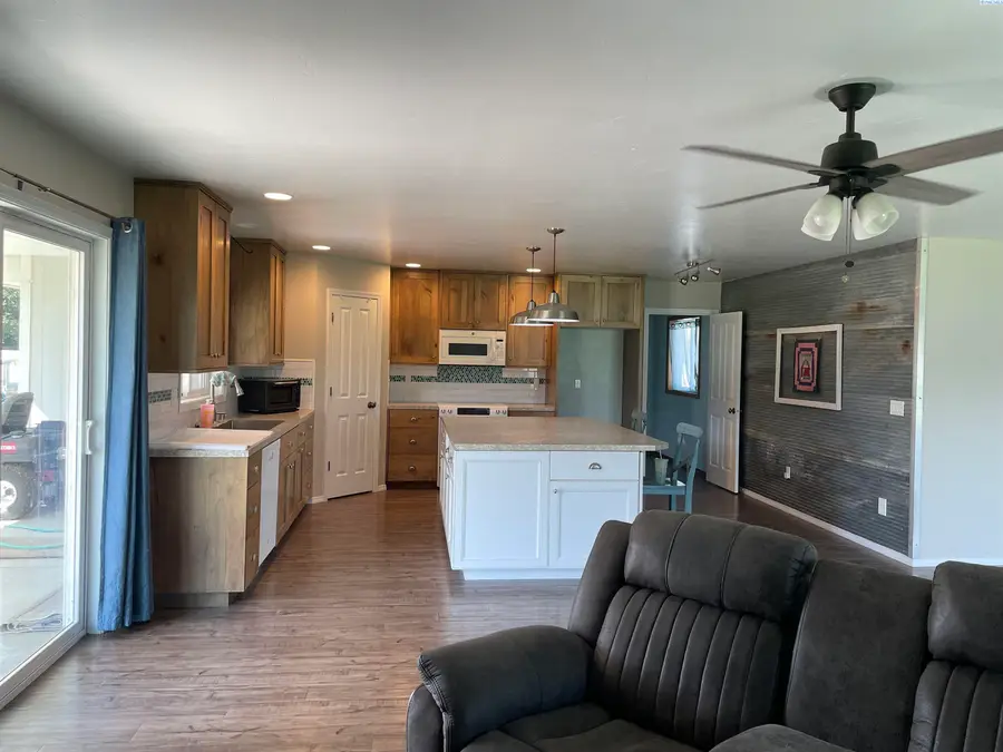 208 E Canyon Dr, Kennewick, WA 99337 - #2