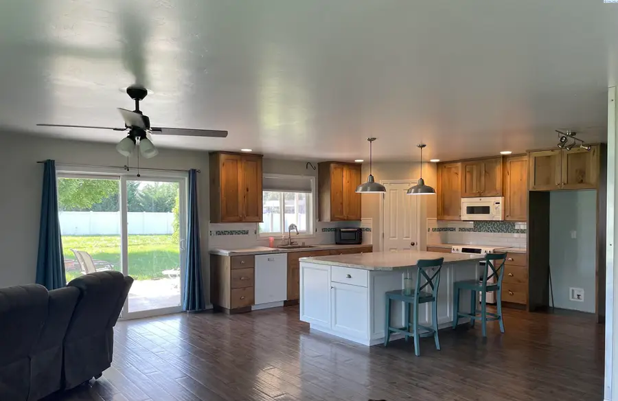 208 E Canyon Dr, Kennewick, WA 99337 - #3