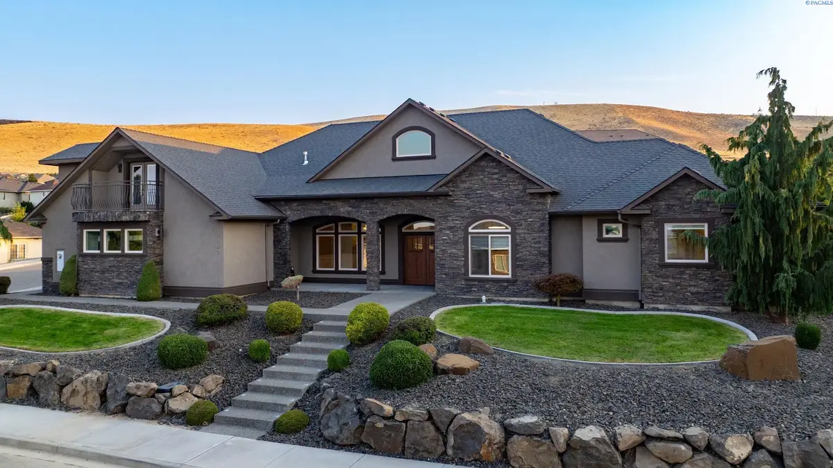 2303 W 49th Ave, Kennewick, WA 99337 - #1