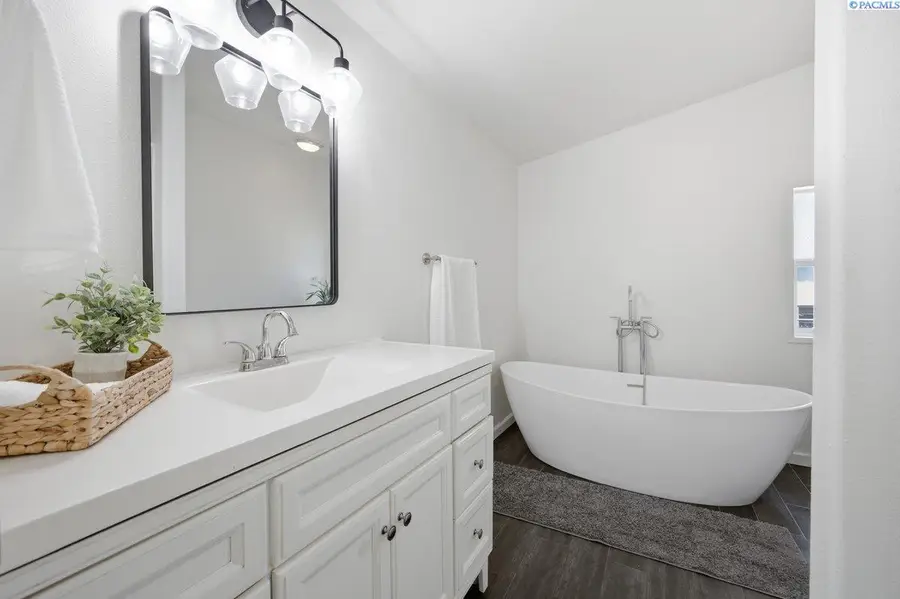316 S 9th St, Benton City, WA 99320 - #2