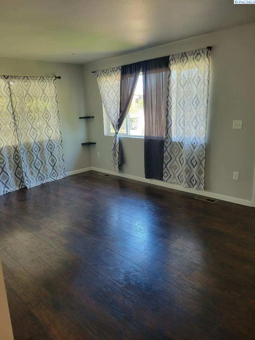 520 S Douglas Ave, Pasco, WA 99301 - #3